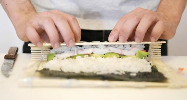 Cách làm sushi siêu ngon đón Tết Dương lịch 2015 - Ảnh 5