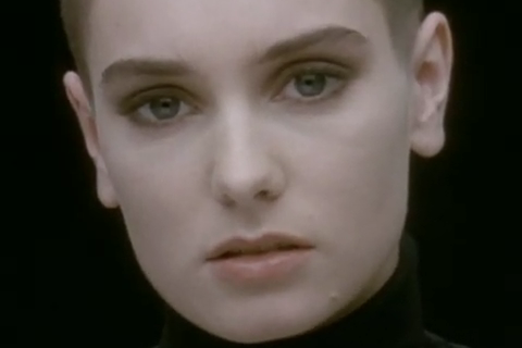Năm 1990, nữ ca sỹ Sinead O’Connor chọn cách làm đặc biệt là cạo trọc đầu xuất hiện trong clip bài hát 