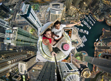 Theo Daily Mail, mặc dù mới có 19 tuổi nhưng Alexander Remnev (áo trắng) luôn cùng một số người bạn của mình chinh phục những nơi có view đẹp, cao nhất thế giới. Trong ảnh, Alexander đã leo lên tòa nhà 101 tầng có tên Princess Tower tại Dubai mà không cần đến bất kỳ một thiết bị an toàn nào