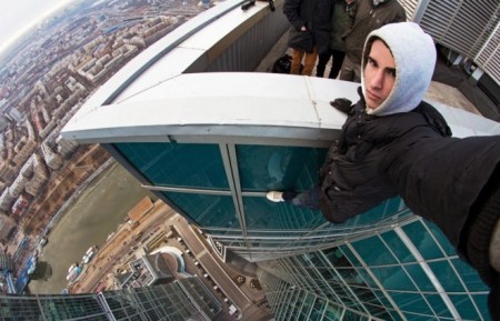 Với sở thích chinh phục độ cao, chàng trai trẻ đã có những bức ảnh trên nóc toà nhà cao tầng gây bão và được đánh giá là sẽ bức selfie nguy hiểm nhất cho đến mãi sau này
