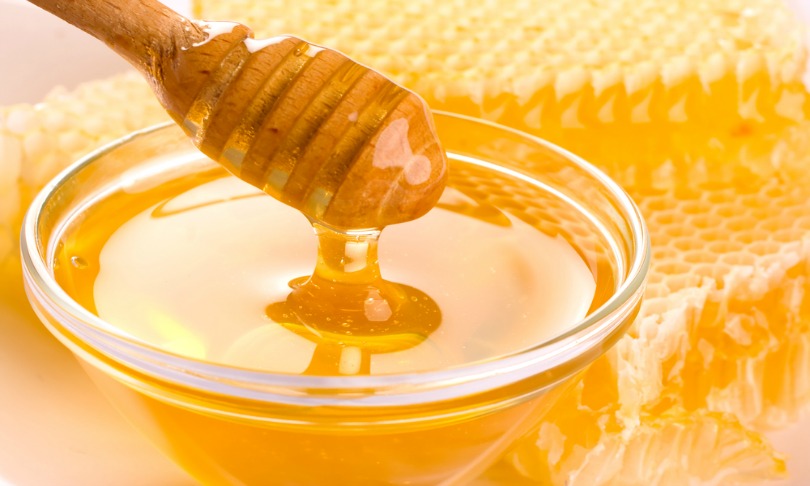 Mật ong cũng có hiệu quả cao khi nói đến tác dụng làm ấm cho cơ thể. Mật ong có tính kháng khuẩn, giúp bạn khỏe mạnh và chống lại bệnh tật như cảm lạnh, ho và các triệu chứng cúm phổ biến trong mùa đông. Mật ong là một chất ngọt tự nhiên mà bạn không phải bận tâm về lượng calo ảnh hưởng đến vóc dáng của mình. Ngoài ra, Mật ong cũng rất tốt cho da.