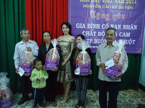 Hoa hậu 2014 tự tay mang những phần quà cho cựu chiến binh, thanh niên xung phong có hoàn cảnh đặc biệt khó khăn ở Đắk Lắk.