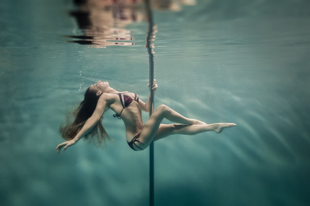 Khoảnh khắc tuyệt đẹp của các cô gái múa cột dưới nước - Ảnh 2
