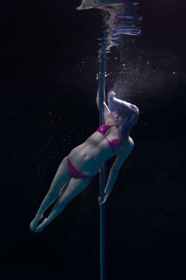 Khoảnh khắc tuyệt đẹp của các cô gái múa cột dưới nước - Ảnh 10