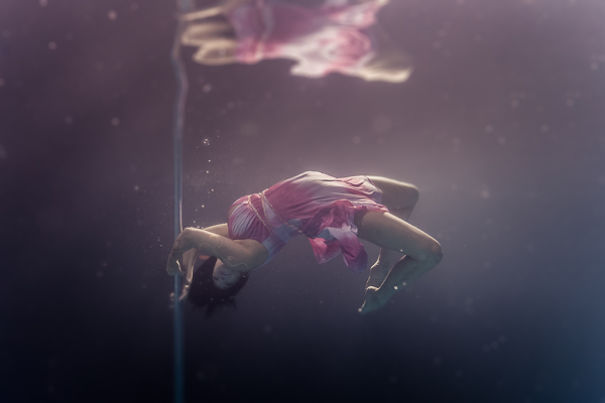 Khoảnh khắc tuyệt đẹp của các cô gái múa cột dưới nước - Ảnh 12