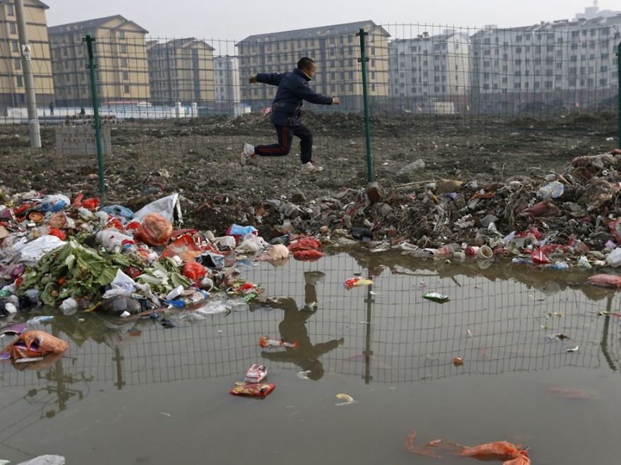 Sốc với những hình ảnh ô nhiễm môi trường ở Trung Quốc - Ảnh 12