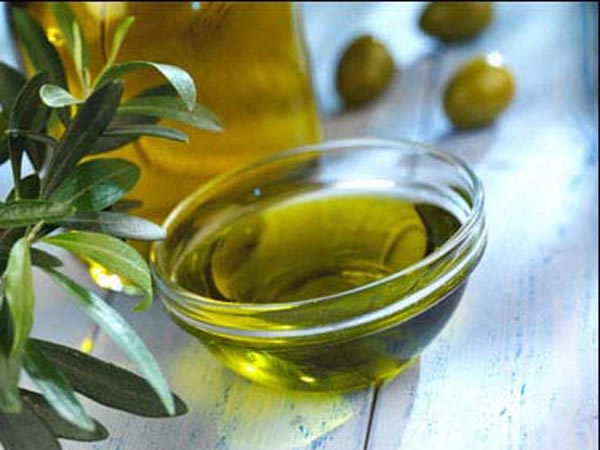 Dầu olive: Một trong những phương pháp điều trị hiệu quả viêm gân chân là xoa bóp với dầu olive. Dầu olive giúp kích thích lưu thông máu trong và xung quanh các cơ bắp bị ảnh hưởng. Đun nóng một ít dầu olive cho đến khi ấm. Nhẹ nhàng xoa bóp bàn chân của bạn với dầu ấm cho đến khi đỡ đau