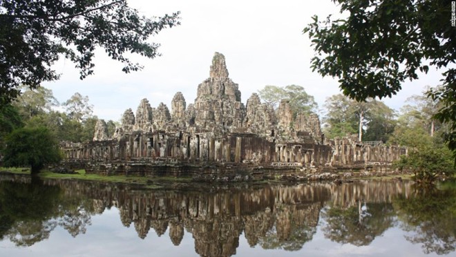 Angkor, Campuchia: Mất 20 phút đi tuk-tuk từ thành phố Siem Reap, quần thể Angkor được coi là niềm tự hào lớn nhất của người dân xứ chùa tháp. Phần lớn du khách đến đây vào khoảng tháng 2 và tháng 11 khi thời tiết khô ráo, mát mẻ và nhiệt độ dao động trong khoảng từ 20-25 độ C.