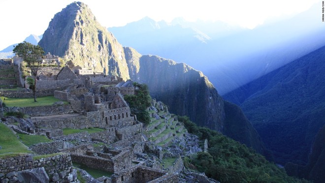 Machu Picchu, Peru: Đây được coi là thành phố trung tâm của nền văn minh Inca cổ đại, và là một trong những điểm du lịch hàng đầu ở Peru. Cho dù bạn bắt chuyến tàu từ Cusco hay thử thách bản thân bằng cách đi theo con đường mòn Inca để tới Machu Picchu, thì bạn đều có thể cảm nhận được không khí tại nơi đây.