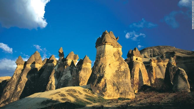 Vườn quốc gia Goreme và khu núi đá Cappadocia, Thổ Nhĩ kỳ: Sự xói mòn đã tạo nên cảnh quan ngoạn mục ở Công viên quốc gia Goreme của Thổ Nhĩ Kỳ. Đây là nơi duy nhất người ta còn thấy các dấu tích của nghệ thuật Byzantine trong thời kỳ hậu đả phá tín ngưỡng.