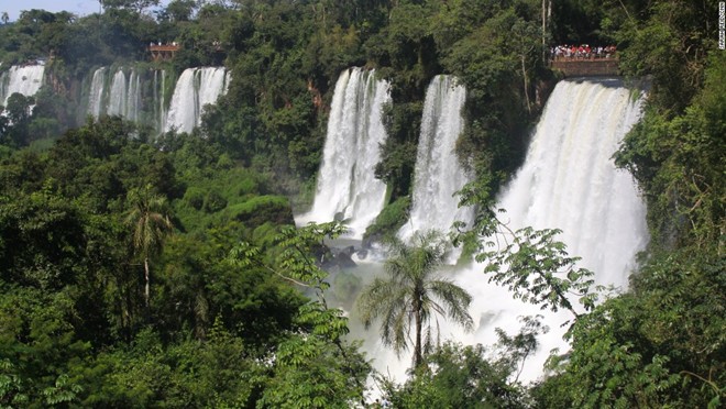 Vườn quốc gia Iguazu, Argentina & Brazil: Địa điểm này nằm trên đường biên giới của hai nước Brazil và Argentina. Vườn quốc gia này còn sở hữu thác nước Iguazu, thác nước lớn nhất thế giới.