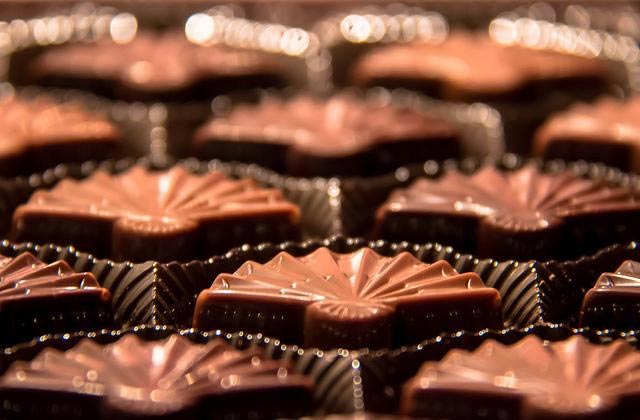 Chocolate là món dễ ghiền của giới trẻ, nhưng hệ tiêu hóa lại không đồng tình với việc này. Mặc dù một lượng chocolate vừa phải, nhất là chocolate đen, mang lại nhiều lợi ích cho sức khỏe, nhưng nó có thể làm chậm quá trình tiêu hóa. Một nghiên cứu năm 2005 trên tờ European Journal of Gastroenterology & Hepatology thấy rằng khi hỏi những người bị táo bón về tên thực phẩm được cho là thủ phạm, chocolate bị chỉ trích nhiều nhất cùng với bánh mỳ trắng và chuối