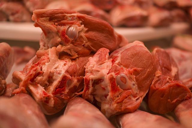 Thịt đỏ còn tươi không phải là nguyên nhân trực tiếp gây táo bón, nhưng thời gian thức ăn lưu lại trong dạ dày có thể góp phần gây ra những vấn đề về tiêu hóa. Thịt bò, cùng với những thực phẩm giàu đạm khác, lâu tiêu hơn, góp phần gây ra cảm giác no kéo dài hơn. Cảm giác “no lâu” này cũng là nguyên nhân khiến một số người than phiền về tình trạng “đầy bụng” sau khi ăn thịt Ăn thịt đỏ cùng với nhiều thực phẩm giàu chất xơ như salat có thể giúp làm giảm tình trạng táo bón do ăn thịt