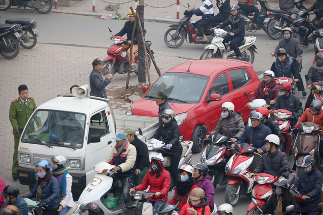 Cận Tết, đường phố Hà Nội ùn tắc nghiêm trọng - Ảnh 4