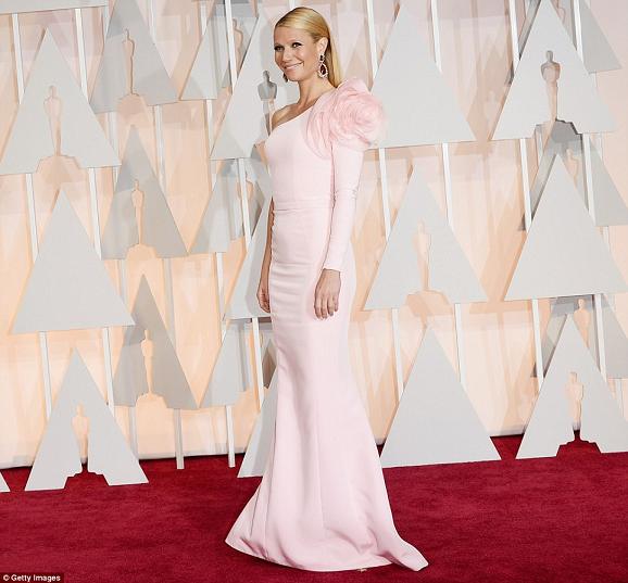 Minh tinh Gwyneth Paltrow xinh đẹp trong chiếc đầm lệch vai màu hồng