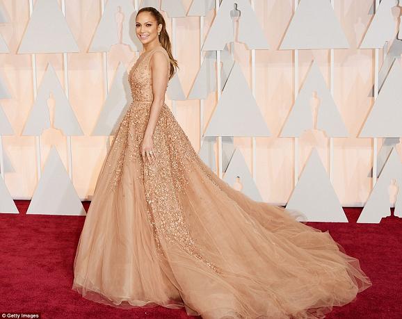 Diva 45 tuổi Jennifer Lopez trẻ trung trong chiếc váy thướt tha đầy thu hút