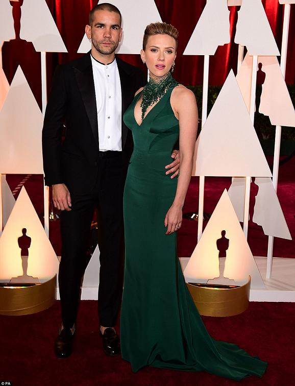Người đẹp Scarlett Johansson đầy sang trọng và quyến rũ bên chồng là Romain Dauriac