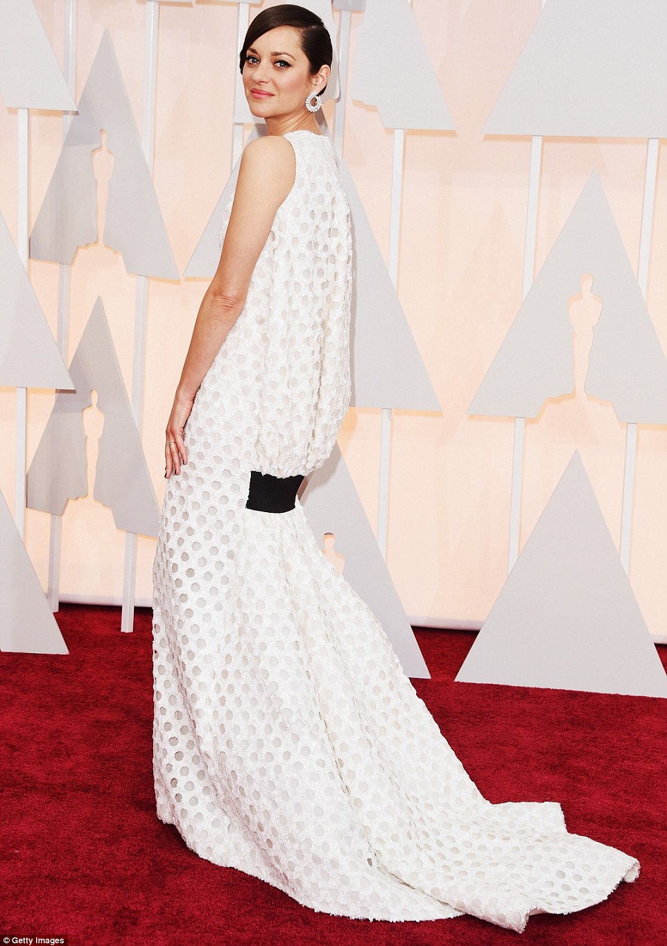 Nữ diễn viên người Pháp Marion Cotillard trong một thiết kế màu trắng của Dior