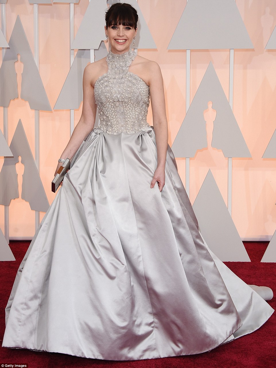 Nữ diễn viên Anh được đề cử giải Oscar năm nay là Felicity Jones cũng chuộng gam màu trắng ngà