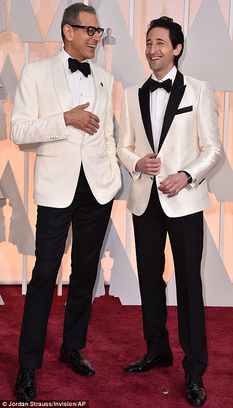 Hai nam diễn viên Jeff Goldblum và Adrien Brody cùng chọn bộ tuxedo trắng