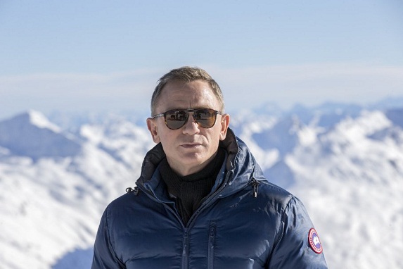 Hình ảnh nam diễn viên chính trên núi tuyết tại Áo