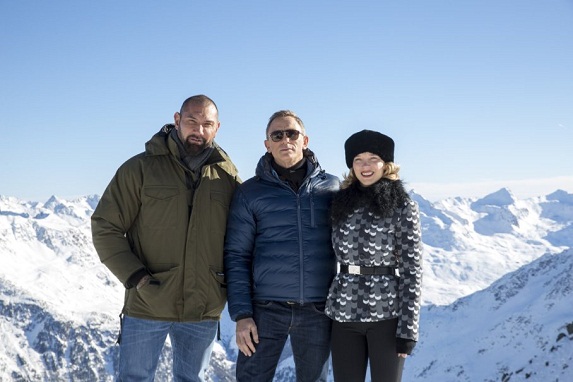 Daniel Craig, Léa Seydoux chụp hình bên Dave Bautista