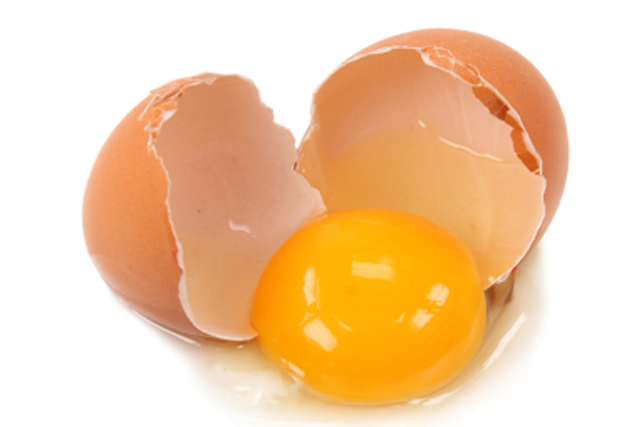 Lấy một quả trứng gà, trộn với một thìa cà phê sữa đặc cộng thêm một thìa cà phê mật ong cho vào nồi cơm hấp ăn hằng ngày. Trứng gà và sữa sẽ cung cấp protein, chất béo cho các mô mỡ hình thành ở ngực. Nên ăn vào buổi sáng hoặc trưa để tránh tích mỡ ở vùng bụng vì món này rất nhiều dinh dưỡng.
