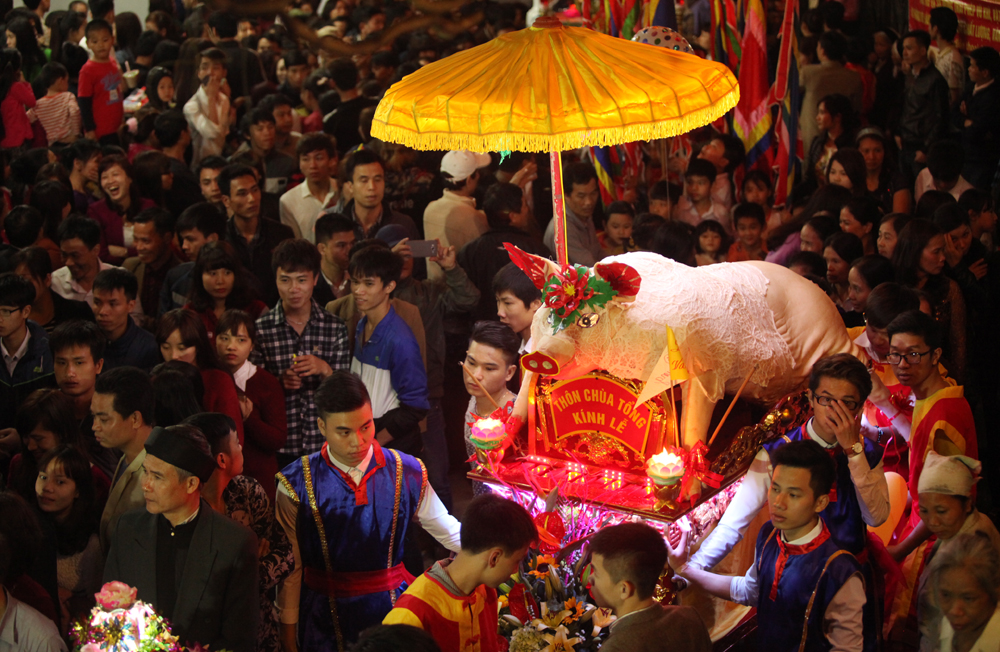 Lễ hội rước “ông lợn” khổng lồ ở làng La Phù - Ảnh 1