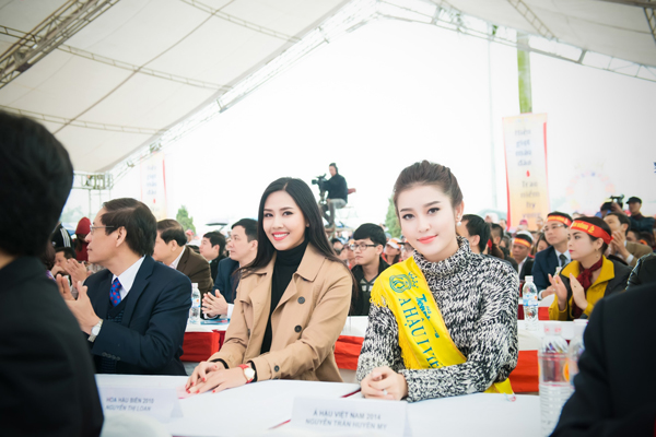 Đồng hành cùng Á hậu Huyền My tại Lễ hội Xuân Hồng 2015 cũng với vai trò đại sứ thiện chí là Nguyễn Thị Loan - Top 25 Hoa hậu thế giới 2014.