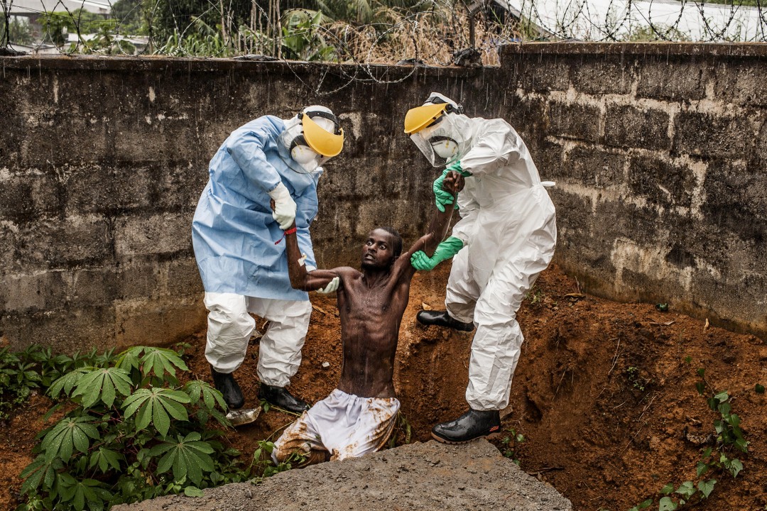 Ám ảnh những bức ảnh về đại dịch Ebola đạt giải Ảnh báo chí Thế giới 2015 - Ảnh 2