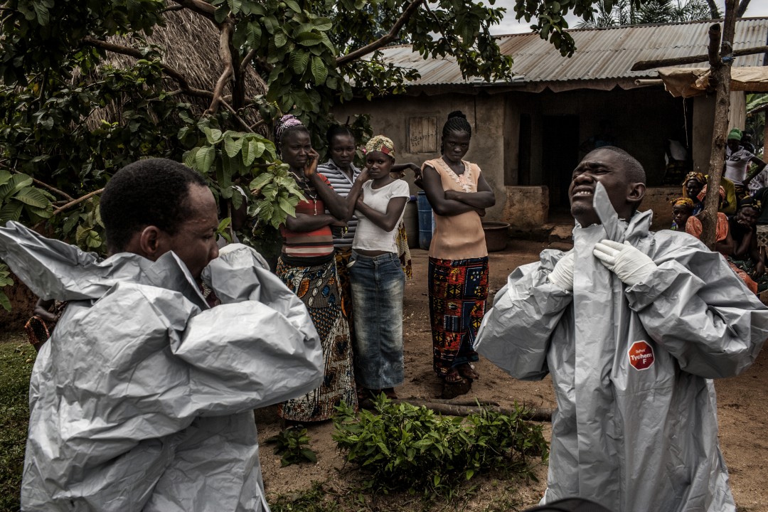 Ám ảnh những bức ảnh về đại dịch Ebola đạt giải Ảnh báo chí Thế giới 2015 - Ảnh 3
