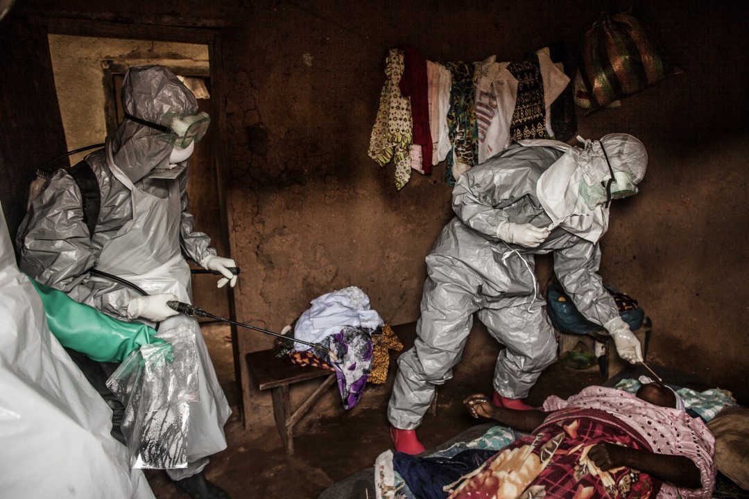 Ám ảnh những bức ảnh về đại dịch Ebola đạt giải Ảnh báo chí Thế giới 2015 - Ảnh 4