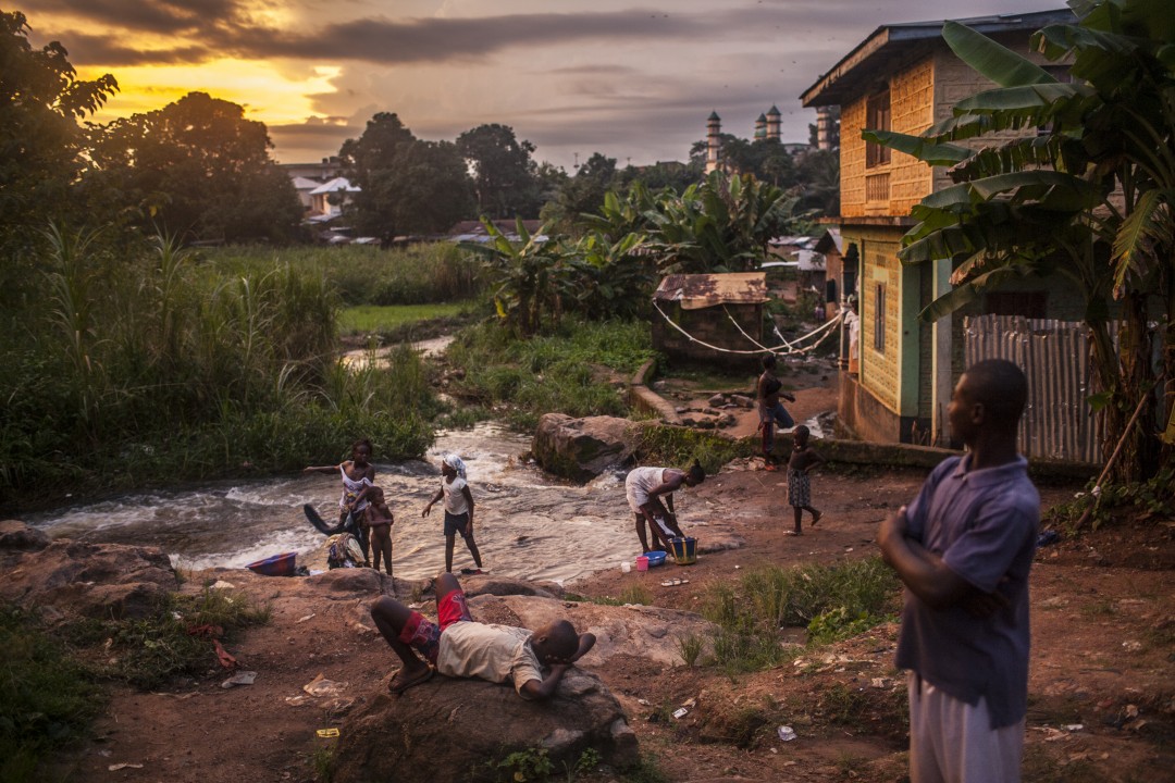 Ám ảnh những bức ảnh về đại dịch Ebola đạt giải Ảnh báo chí Thế giới 2015 - Ảnh 5