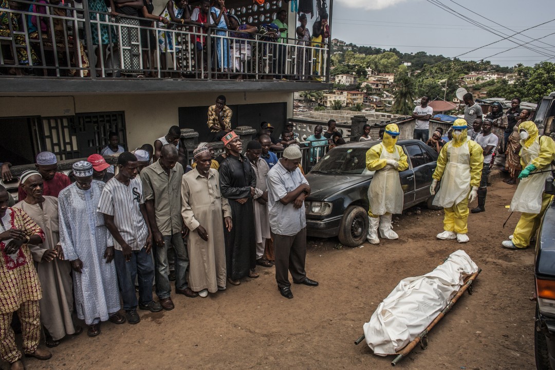 Ám ảnh những bức ảnh về đại dịch Ebola đạt giải Ảnh báo chí Thế giới 2015 - Ảnh 6