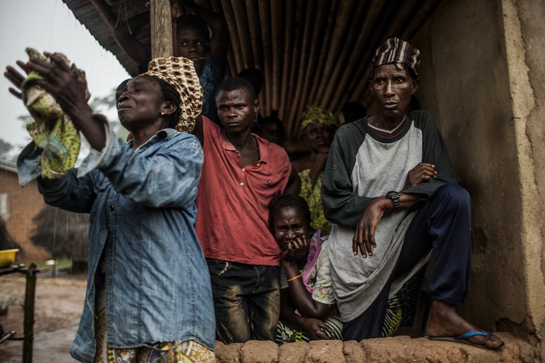 Ám ảnh những bức ảnh về đại dịch Ebola đạt giải Ảnh báo chí Thế giới 2015 - Ảnh 7