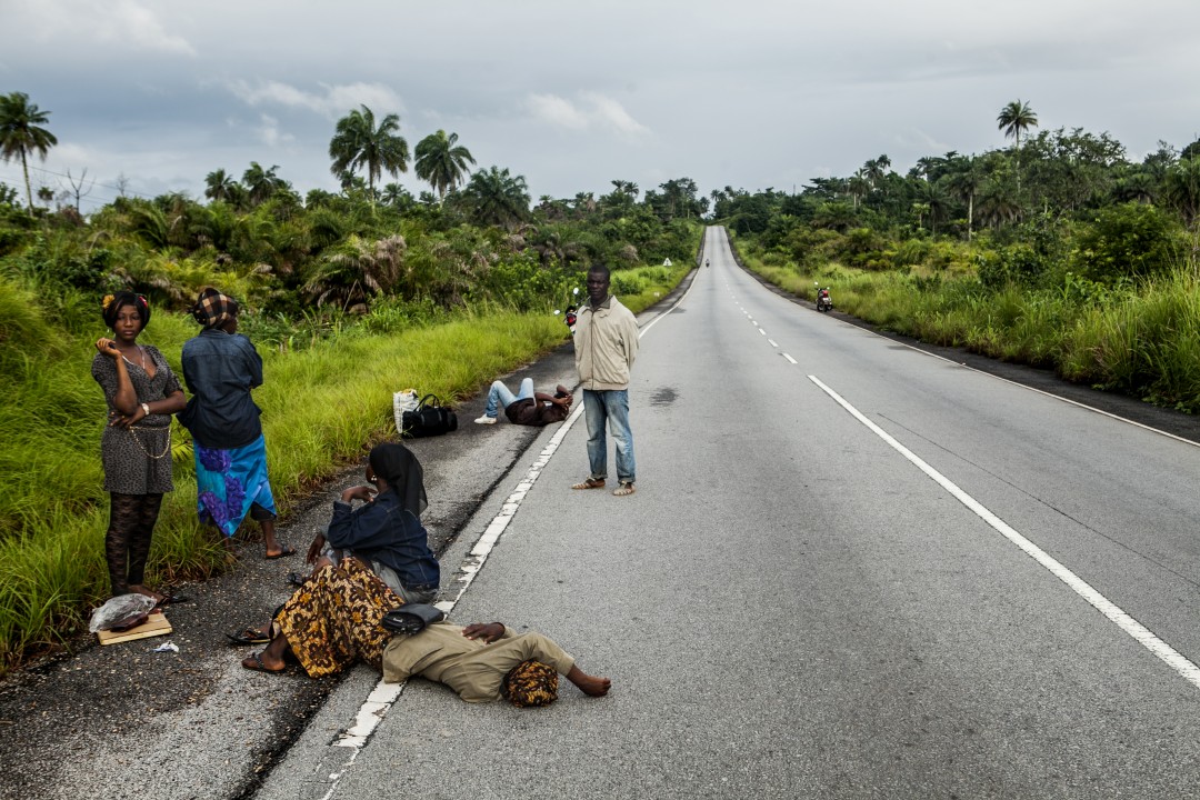 Ám ảnh những bức ảnh về đại dịch Ebola đạt giải Ảnh báo chí Thế giới 2015 - Ảnh 8