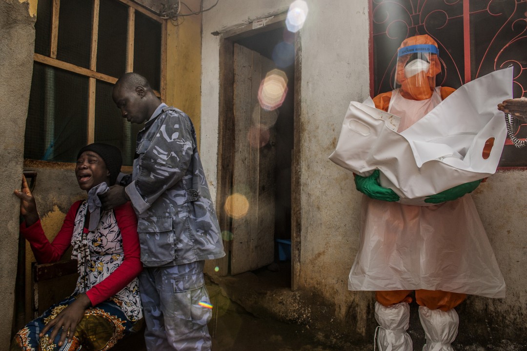 Ám ảnh những bức ảnh về đại dịch Ebola đạt giải Ảnh báo chí Thế giới 2015 - Ảnh 10