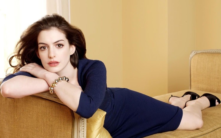 Anne Hathaway – Sự ngọt ngào đáng yêu của nước Mỹ. Cô cũng giành được đề cử cho giải thưởng Academy. Đặc điểm nổi bật của Anne là làn da trắng, không tàn nhang như nhiều người đẹp Âu-Mỹ khác. 