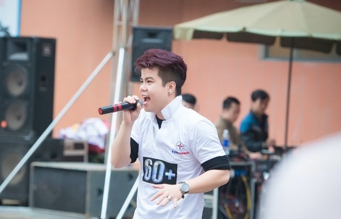 Nam ca sỹ Đinh Mạnh Ninh - một giọng ca trẻ được nhiều người yêu thích cũng tham gia chương trình 
