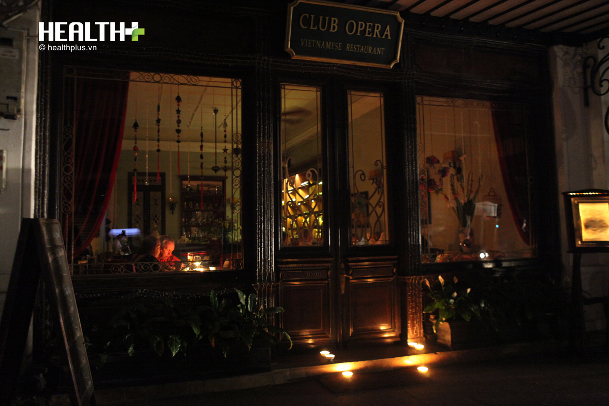 Gần đó, các nhà hàng, quán café trên đường Lý Thái Tổ cũng thắp nến để phục vụ khách hưởng ứng tắt đèn