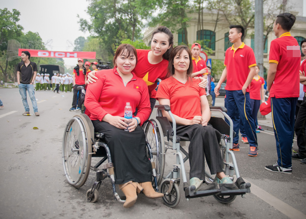 Kỳ Duyên luôn hỗ trợ và gần gũi với những người khuyết tật cùng tham gia 