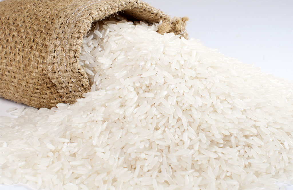 Gạo trắng chứa nhiều chất dinh dưỡng như: Magne, vitamin B6, sắt, calci, protein, kali và carbohydrate rất tốt cho cơ thể