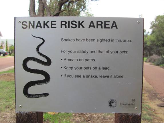 Biển cảnh báo khu vực  nguy hiểm do rắn trong khu dân sinh