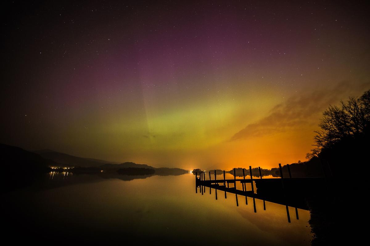 Hiện tượng Bắc Cực quang trên vùng hồ Derwent, gần Keswick, Anh, 18/03/2015.
