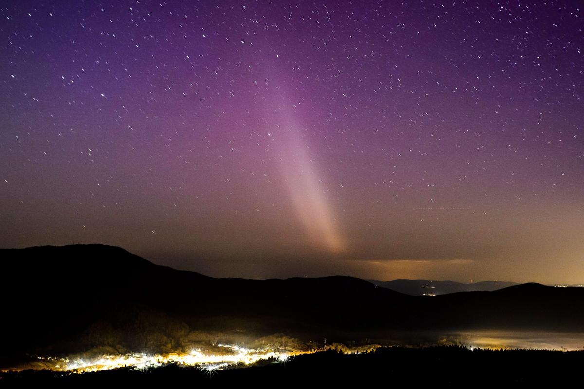 Ánh sáng của hiện tượng Bắc Cực quang trên bầu trời gần Salgotarjan, cách Thủ đô Budapest, Hungary 109km về phía Bắc, 18/03/2015