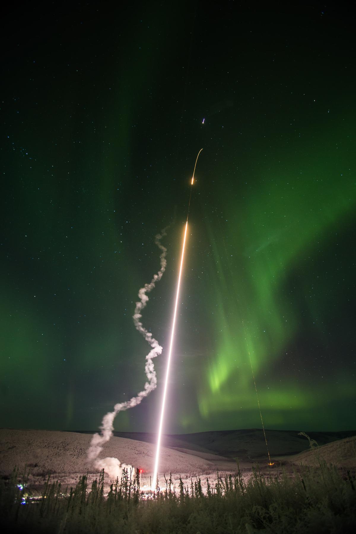 Bức ảnh do trường đại học Alaska Fairbanks cung cấp cho thấy 1 trong 4 tên lửa thám không của NASA được phóng ngày 26/01/2015 trong khoảng nửa giờ đồng hồ vào vùng ánh sáng Bắc Cực quang trong nỗ lực để hiểu rõ hơn và ghi hình lại những dòng khí hỗn động trong vùng thượng tầng khí quyển.