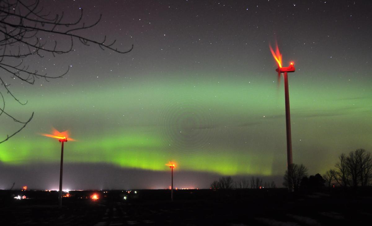 Những tua-bin gió tại Công viên phong điện Lake Winds Energy Park của công ty Consumers Energy phát sáng dưới ánh sáng xanh của hiện tượng Bắc Cực quang xuất hiện ở Ludington, Michigan, 17/03/2015.