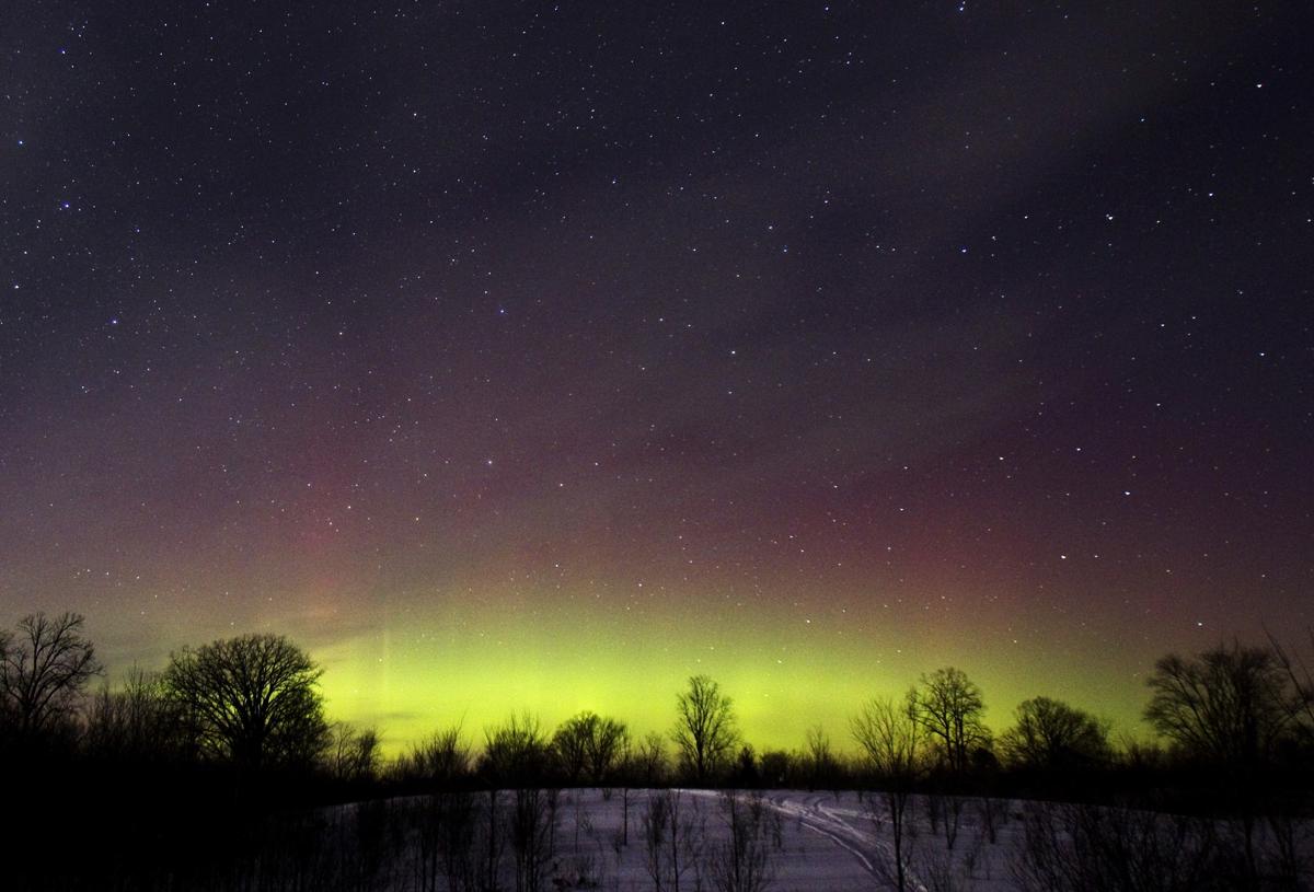 Vệt sáng của hiện tượng Bắc Cực quang nhìn thấy ở phía đường chân trời trên vùng hồ Kawartha, Nam Ontario, 23/02/2015.