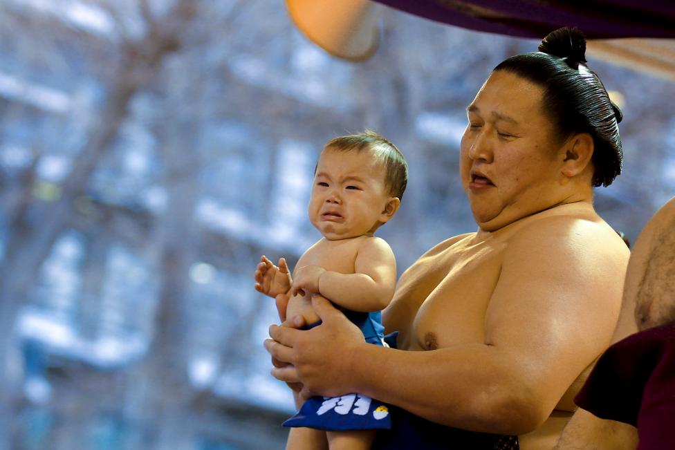 Một võ sỹ bế đứa bé trước khi giải đấu bắt đầu để thể hiện tinh thần võ đạo. Theo truyền thống, đứa bé thường là con trai của võ sỹ sumo.