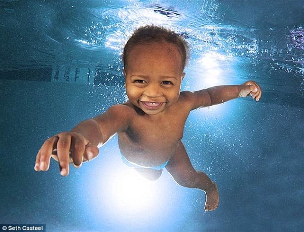 Bé Warren 11 tháng tuổi với khuôn mặt hạnh phúc trong hồ bơi